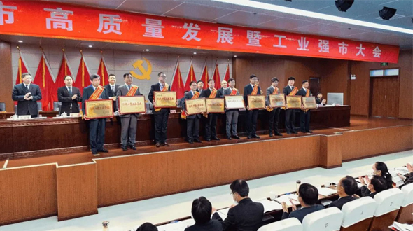 謹(jǐn)慎前行積底蘊，蓬勃奮進續(xù)豪情